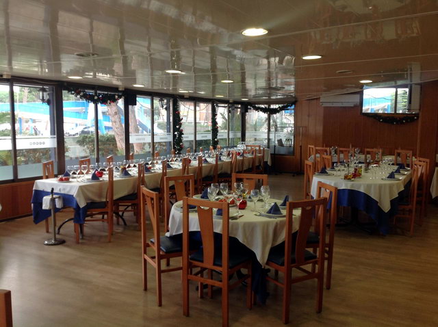 Imatge de l'interior del restaurant 'margu' de Gav Mar (en la banda muntanya de l'autovia de Castelldefels) (Any 2012)